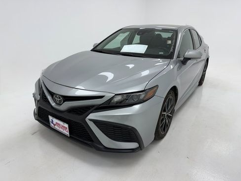 Used 2024 Toyota Camry SE image 4