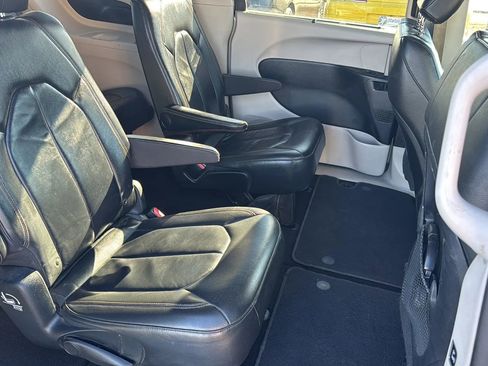 Used 2017 Chrysler Pacifica Touring-L image 5