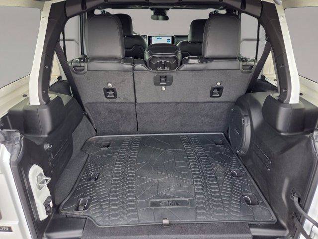 Used 2024 Jeep Wrangler Unlimited Sahara w/ Technology Group AWD/4WD image 17