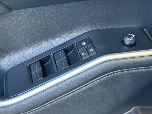 Used 2024 Toyota Highlander XLE FWD image 13