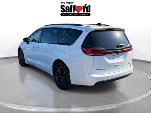 New 2026 Chrysler Pacifica Limited w/ Uconnect Theater Family Group FWD image 7