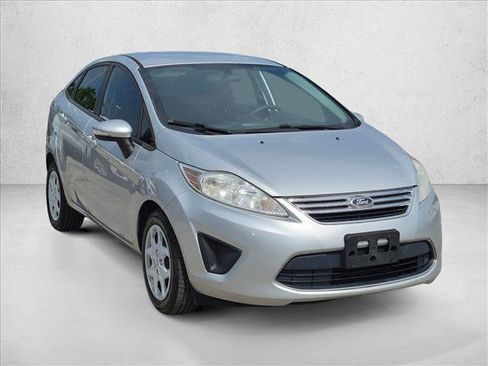 Used 2013 Ford Fiesta SE w/ Super Fuel Economy Pkg FWD image 3