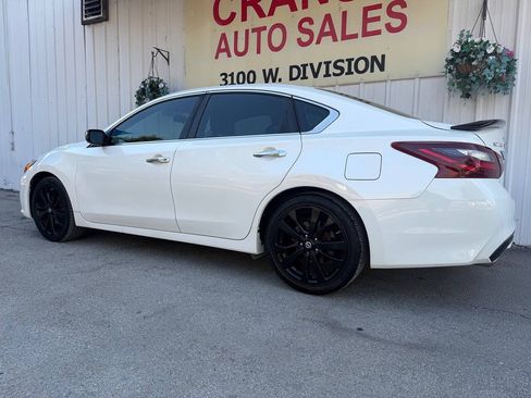 Used 2017 Nissan Altima 2.5 SR w/ Midnight Edition Package FWD image 9