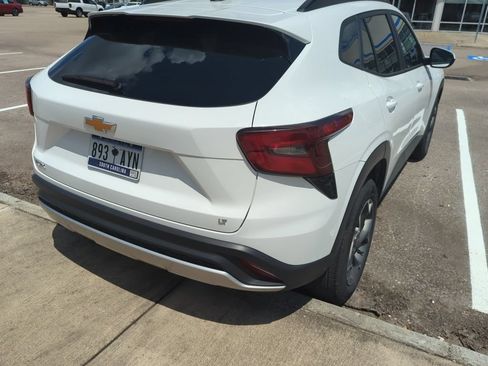 Used 2025 Chevrolet Trax LT FWD image 3