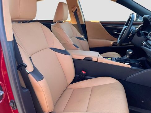 Used 2025 Lexus ES 300h w/ Premium Package FWD image 28