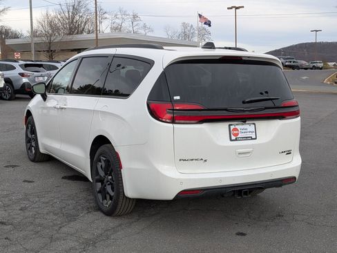 New 2026 Chrysler Pacifica Limited w/ Uconnect Theater Family Group image 7