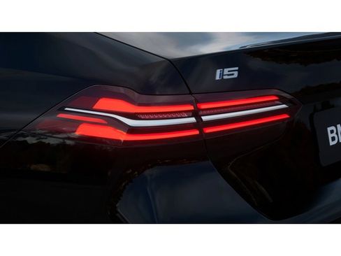 New 2026 BMW i5 eDrive40 image 8