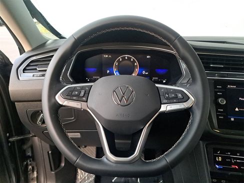 Certified 2022 Volkswagen Tiguan SE w/ Panoramic Sunroof Package image 17