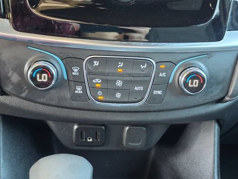 Used 2023 Chevrolet Traverse LT FWD image 23