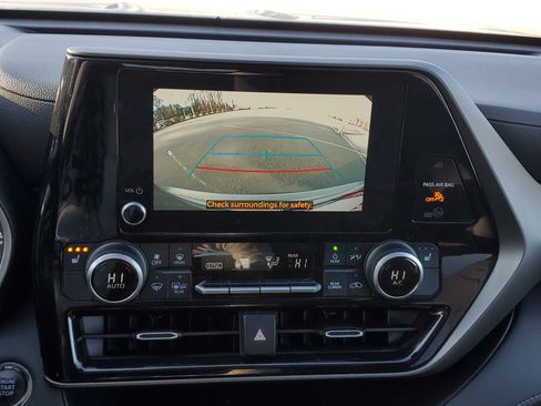 Certified 2023 Toyota Highlander XLE image 29