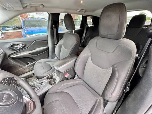 Used 2020 Jeep Cherokee Latitude AWD/4WD image 8