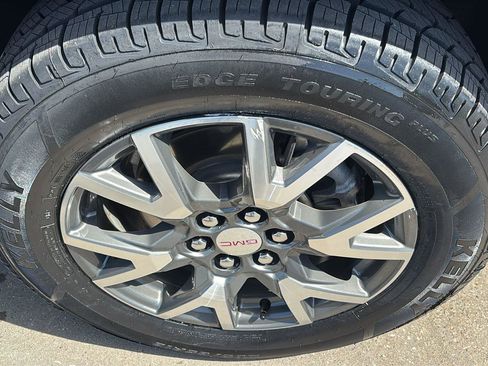 Certified 2023 GMC Acadia SLE w/ Driver Convenience Package FWD image 9