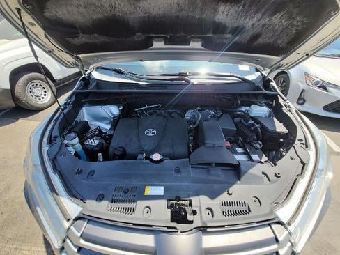 Used 2019 Toyota Highlander XLE FWD image 31