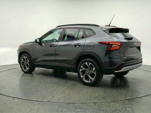 Used 2025 Chevrolet Trax LT FWD image 6
