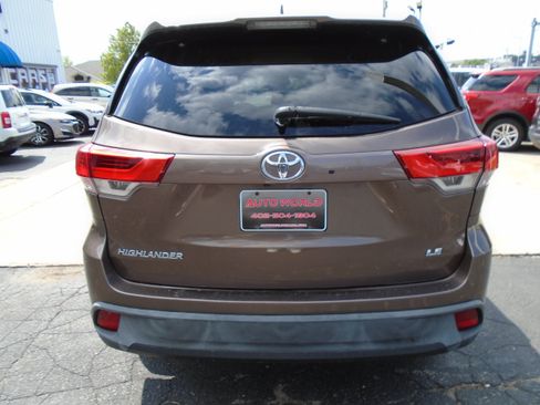 Used 2018 Toyota Highlander Plus FWD image 3