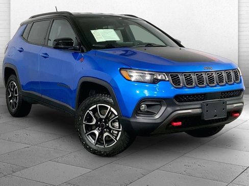 Used 2025 Jeep Compass Trailhawk AWD/4WD image 1