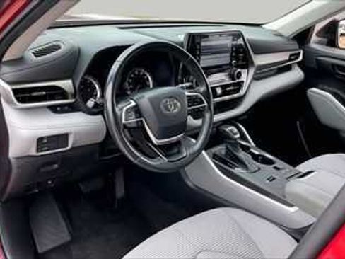 Used 2022 Toyota Highlander LE FWD image 23