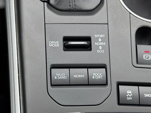 Used 2022 Toyota Highlander XLE AWD/4WD image 25