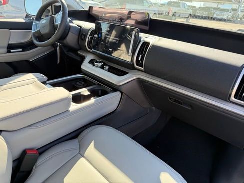 New 2025 Ford Expedition Active image 12