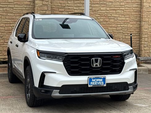Used 2025 Honda Pilot TrailSport image 3