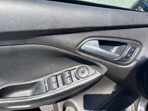 Used 2016 Ford Focus SE w/ SE Cold Weather Package FWD image 16
