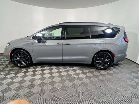 Certified 2025 Chrysler Pacifica Limited FWD image 5