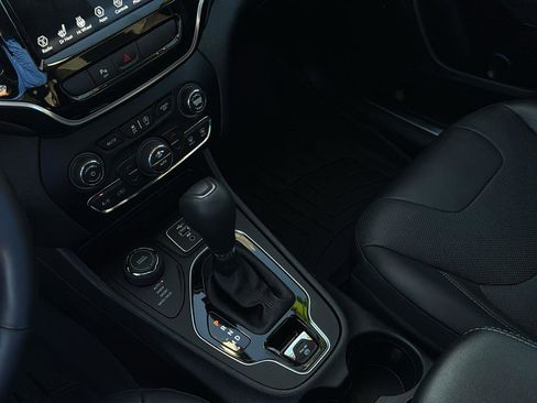 Used 2020 Jeep Cherokee Limited image 18