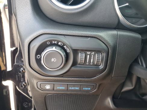Used 2022 Jeep Wrangler Unlimited Sahara AWD/4WD image 22