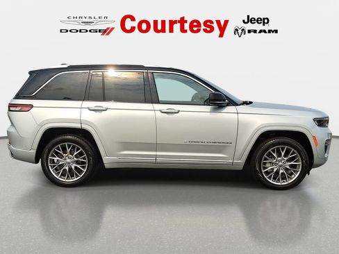 Certified 2022 Jeep Grand Cherokee Summit w/ Luxury Tech Group V AWD/4WD image 2