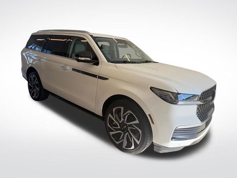 Certified 2026 Lincoln Navigator Reserve AWD/4WD image 4