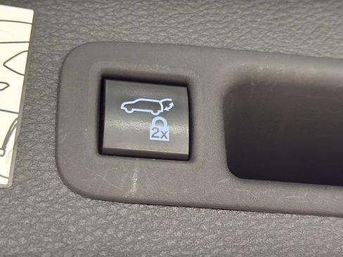Used 2023 Toyota Sienna XSE AWD/4WD image 10
