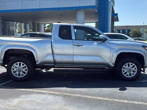 Used 2025 Toyota Tacoma SR5 w/ SR5 Upgrade Package RWD image 8