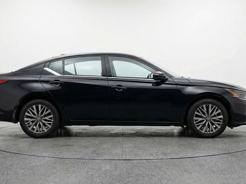 Used 2025 Nissan Altima 2.5 SV FWD image 11