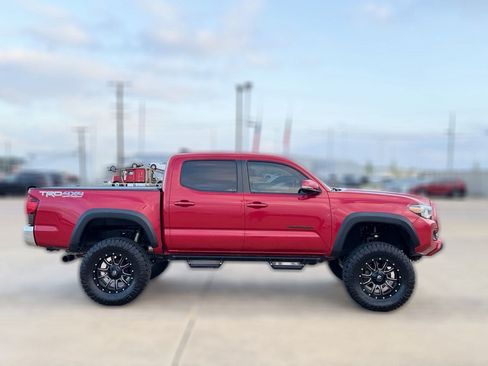 Used 2019 Toyota Tacoma TRD Off-Road AWD/4WD image 7