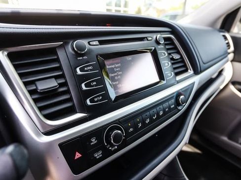 Used 2014 Toyota Highlander LE image 17