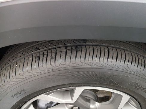 Certified 2025 Chevrolet Trax LT w/ LT Convenience Package image 13