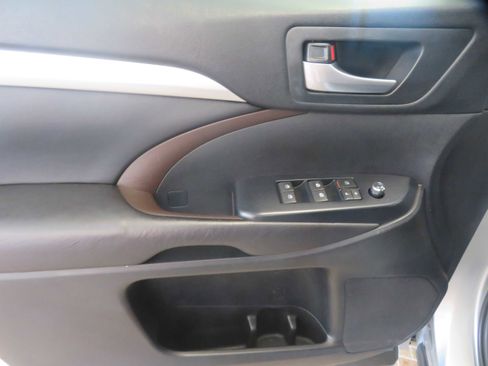 Used 2017 Toyota Highlander XLE FWD image 14