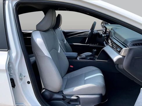 Used 2025 Toyota Camry SE w/ Convenience Package FWD image 9