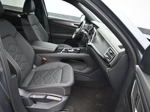 Used 2025 Volkswagen Atlas Cross Sport SE image 9