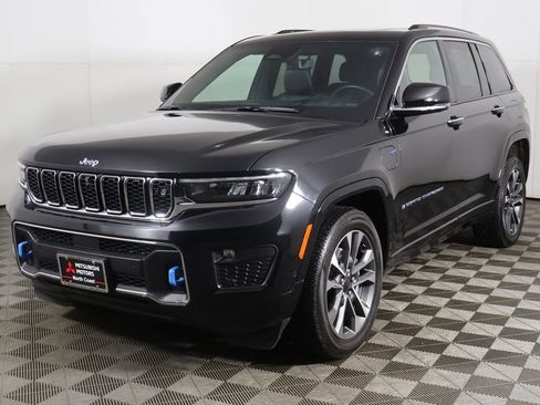 Used 2023 Jeep Grand Cherokee Overland w/ Advanced Protech Group III image 13