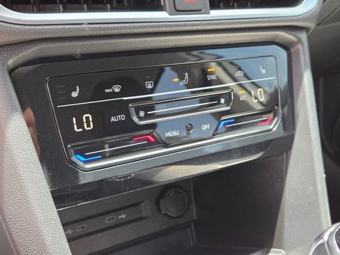 Certified 2025 Volkswagen Taos SE FWD image 22