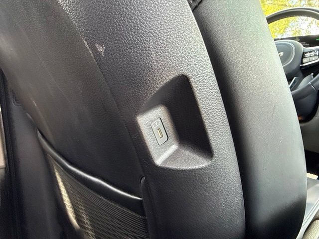 Used 2025 Kia Carnival FWD image 18