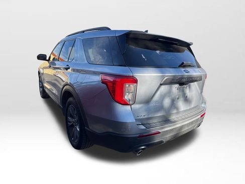 Used 2022 Ford Explorer XLT w/ Equipment Group 202A image 6