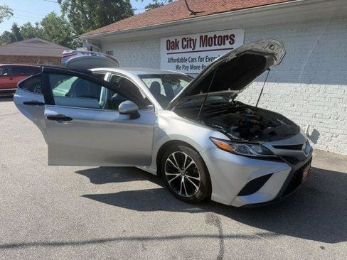 Used 2018 Toyota Camry SE FWD image 9
