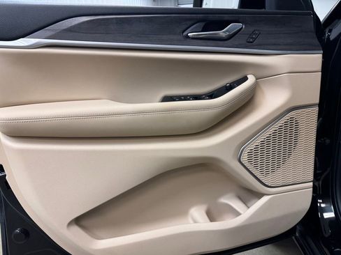 Used 2025 Jeep Grand Cherokee Limited 4xe w/ Luxury Tech Group II image 8