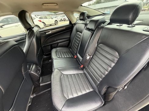 Used 2018 Ford Fusion SE w/ Fusion SE Technology Package FWD image 16