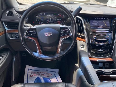 Used 2019 Cadillac Escalade Luxury RWD image 11