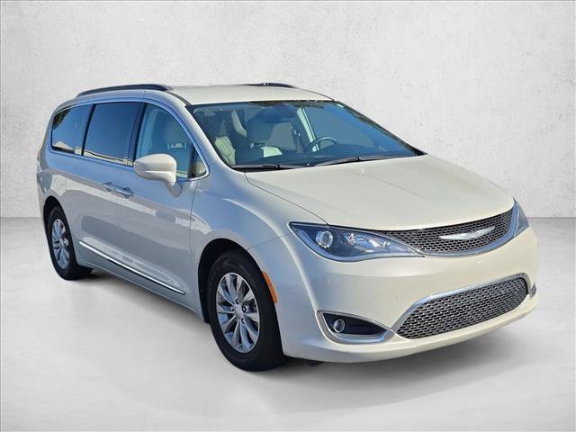 Used 2017 Chrysler Pacifica Touring-L FWD image 4