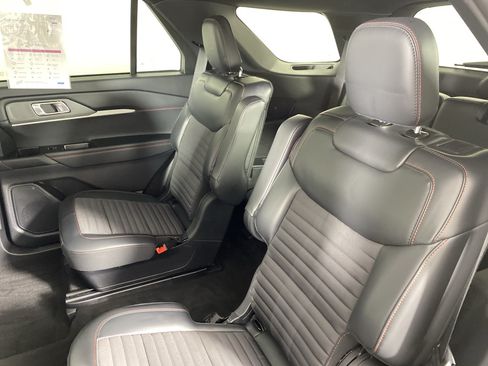 Used 2025 Ford Explorer ST-Line AWD/4WD image 31