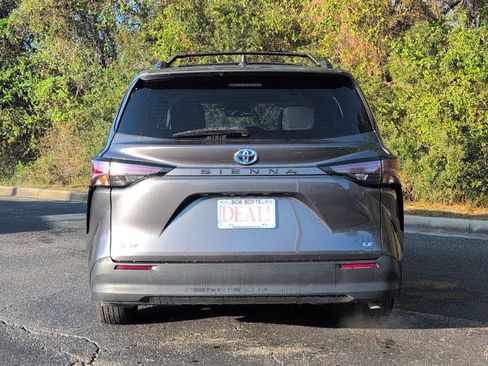 Used 2025 Toyota Sienna LE w/ LE Plus Package image 4